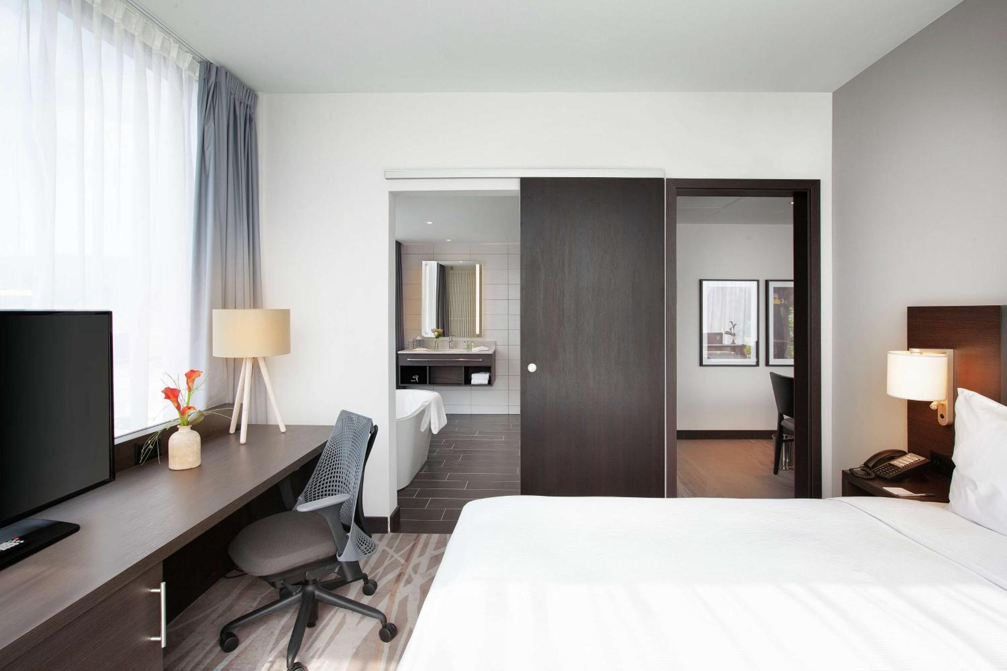 Hilton Garden Inn Zurich Limmattal Spreitenbach Bagian luar foto